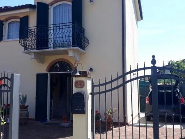 Singola in vendita a Ameglia