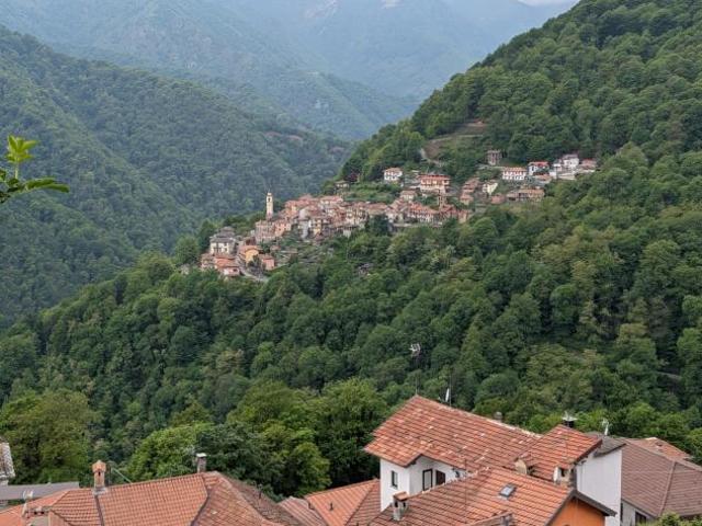 Singola in vendita a Loreglia