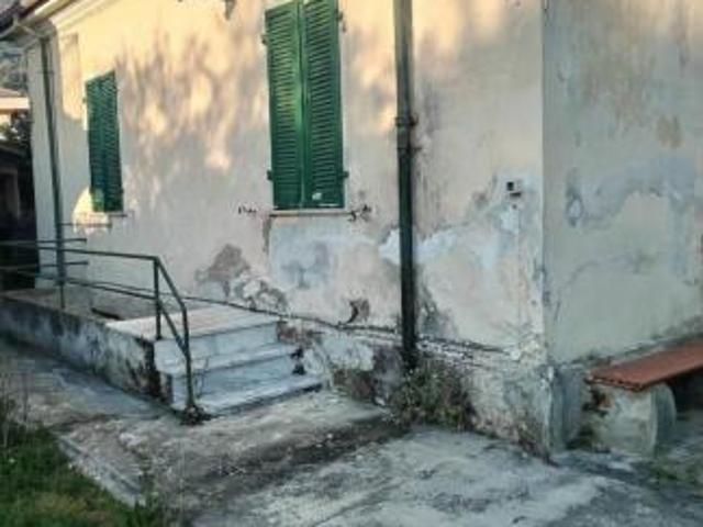Singola in vendita a Massa