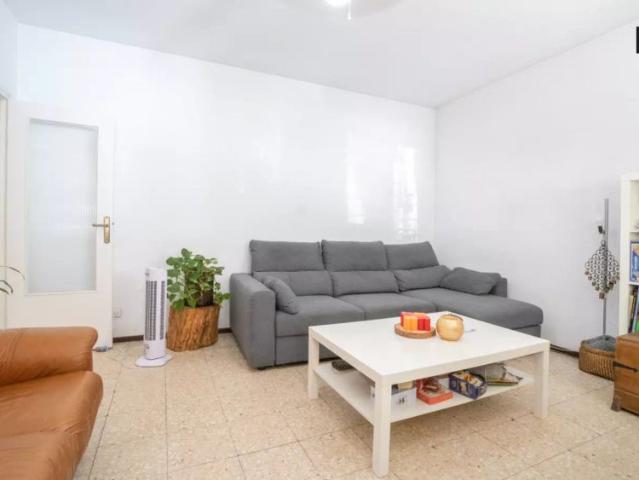 Single Bed in Neat room for rent in 2 bedroom apartment in Tetuán