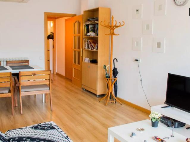 Single Bed in Affordable rooms for rent in furnished 3 bedroom apartment in Sant Martí WOMEN