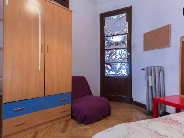 Single Bed in Bedrooms on the cusp of three major centric neighborhoods in Madrid
