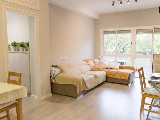 Single Bed in Bright room for rent in 2 bedroom apartment in Sant Martí