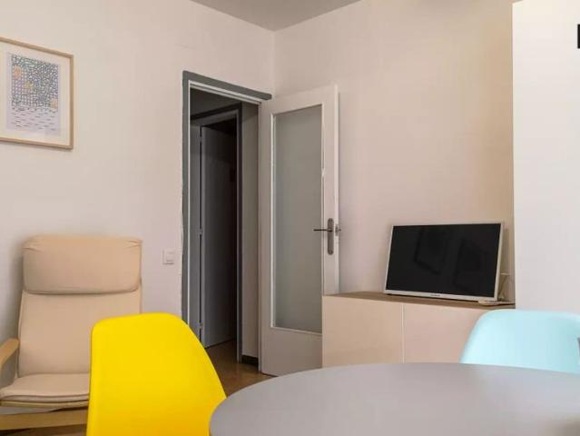 Single Bed in Cute rooms for rent in 4 bedroom apartment near Metro in central Eixample
