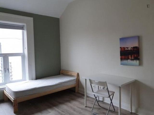 Single Bed in charming twin room in Dublin