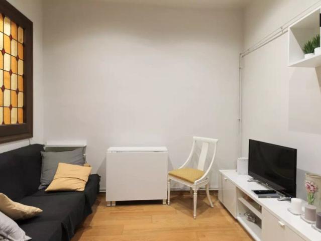 Single Bed in Cosy room for rent in 3 bedroom apartment in La Dreta de l'Eixample