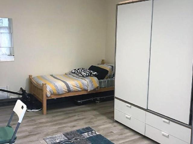 Single bed in cozy twin room in Broadstone