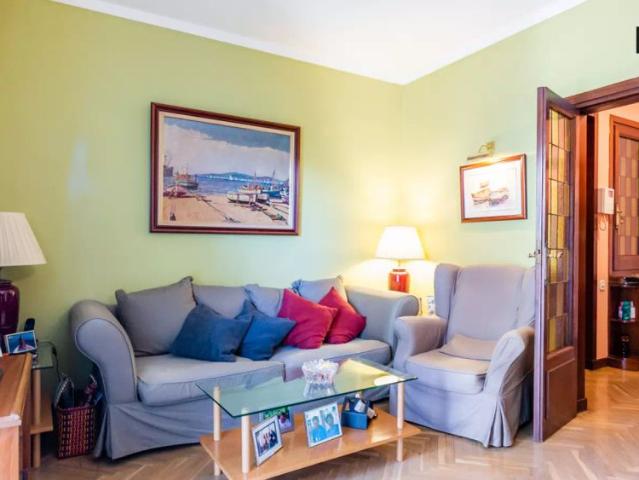 Single Bed in Room for rent in spacious 4 bedroom apartment in La Dreta de l'Eixample