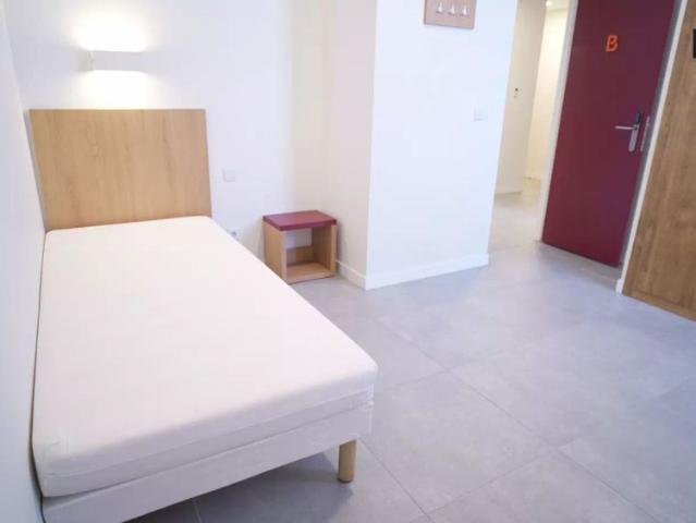 Single Bed in Room in 3 bedroom apartment in Cartuja Half board included