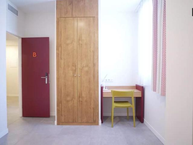 Single Bed in Room in 3 bedroom apartment in Cartuja Half board included