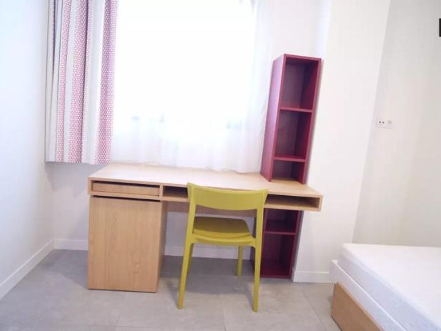 Single Bed in Room in 3 bedroom apartment in Cartuja Half board included