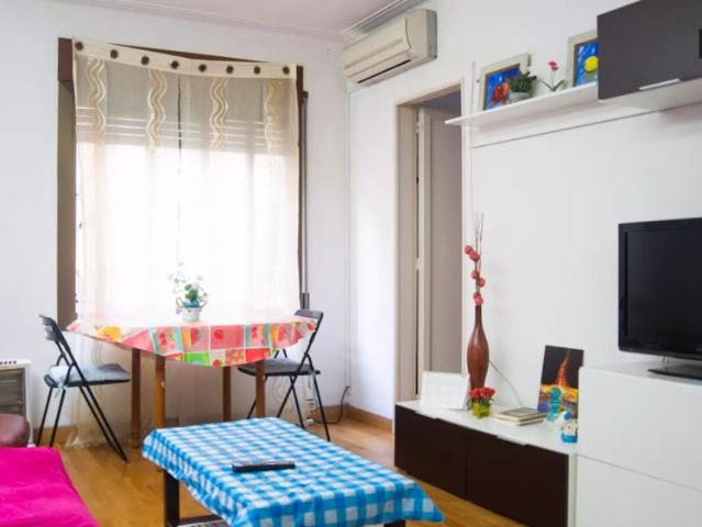 Single Bed in Room in a shared 3 bedroom apartment for rent in Collblanc, bills included, perfect for students