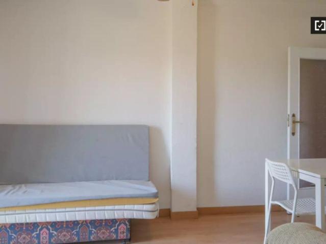 Single Bed in Room in a shared 3 bedroom apartment for rent in Getafe for students only