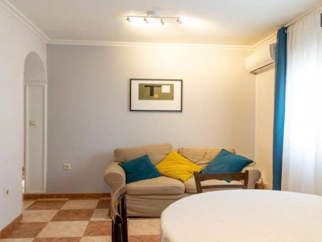 Single Bed in Room in a shared 3 bedroom apartment for rent in Opañel, only females