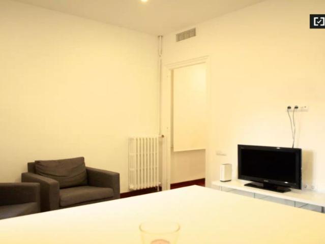 Single Bed in Room in a shared 3 bedroom apartment for rent in Sant Gervasi Galvany, bills included