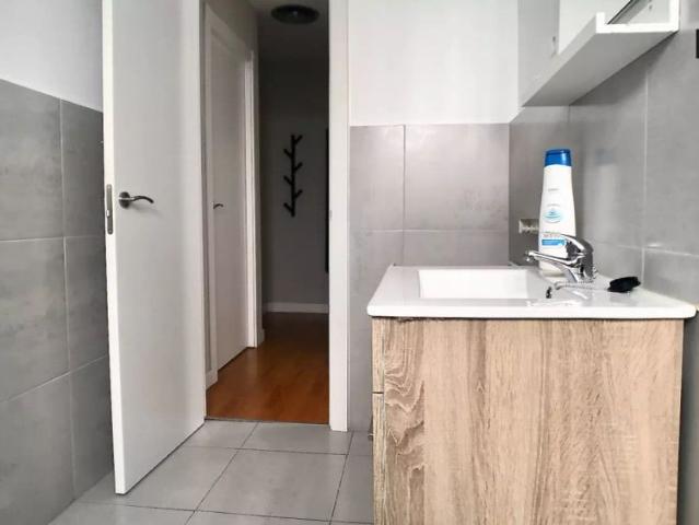 Single Bed in Room in a shared 15 bedroom apartment for rent in Gaztambide