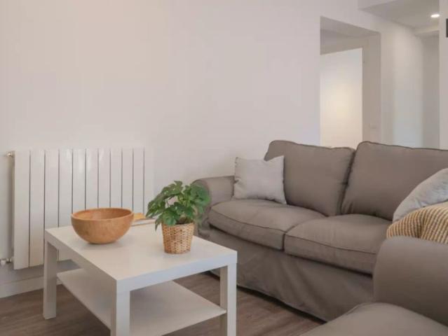 Single Bed in Room in a shared 7 bedroom apartment for rent in Numancia, professionals and students