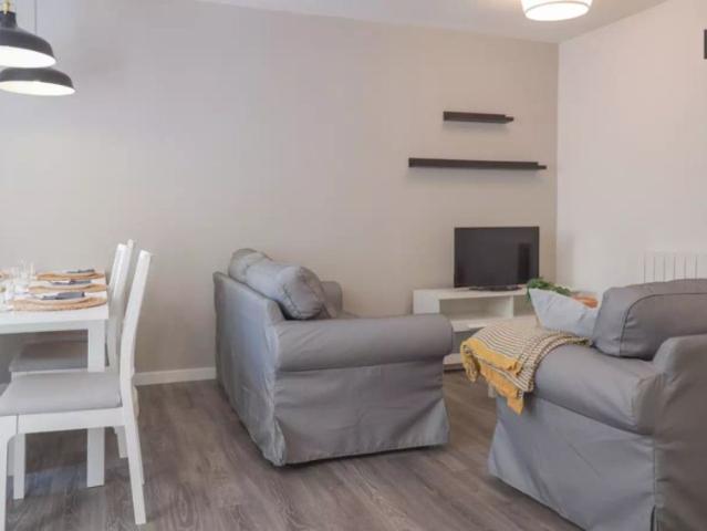 Single Bed in Room in a shared 7 bedroom apartment for rent in Numancia, professionals and students