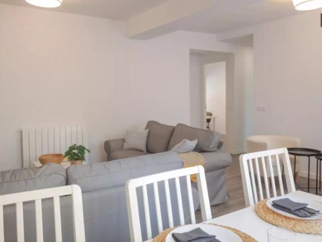 Single Bed in Room in a shared 7 bedroom apartment for rent in Numancia, professionals and students