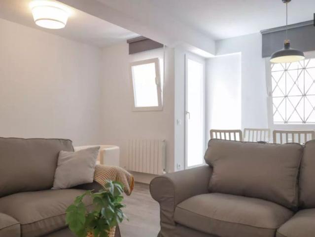 Single Bed in Room in a shared 7 bedroom apartment for rent in Numancia, professionals and students
