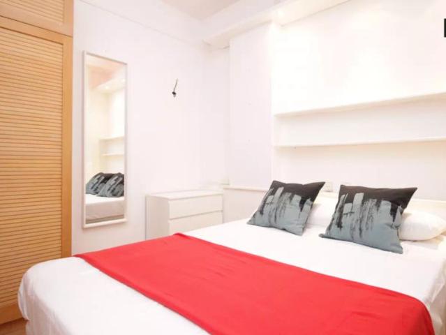 Single Bed in Room in a shared 7 bedroom apartment for rent in Pedralbes