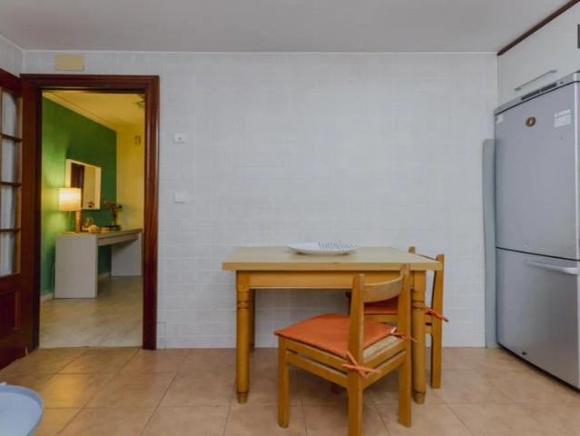 Single Bed in Room in a shared 4 bedroom apartment for rent in En Corts, bills included, only females, professionals and students