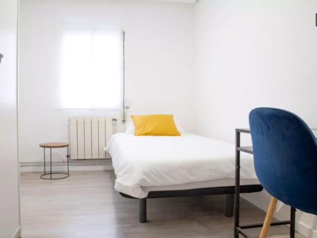 Single Bed in Room in a shared 4 bedroom apartment for rent in Numancia