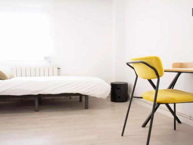 Single Bed in Room in a shared 4 bedroom apartment for rent in Numancia