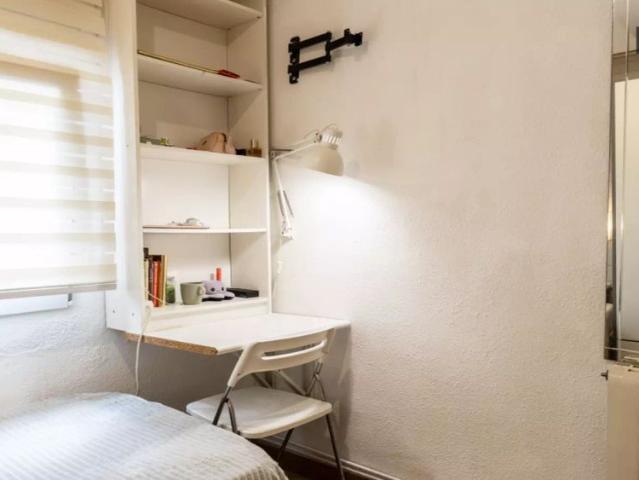 Single Bed in Room in a shared 4 bedroom apartment for rent in Opañel, perfect for females