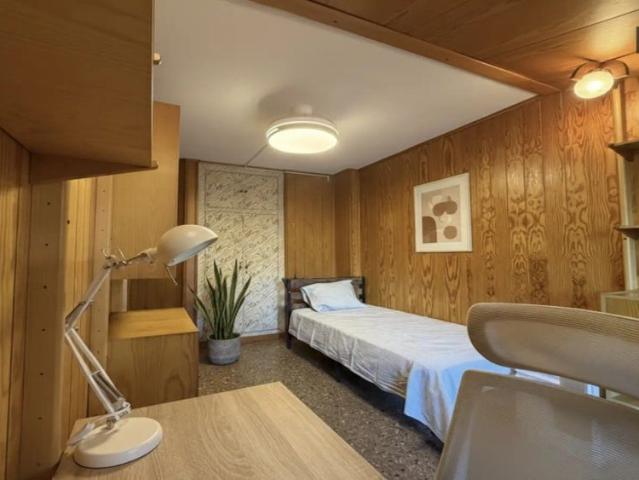 Single Bed in Room in a shared 5 bedroom apartment for rent in Aiora, professionals only