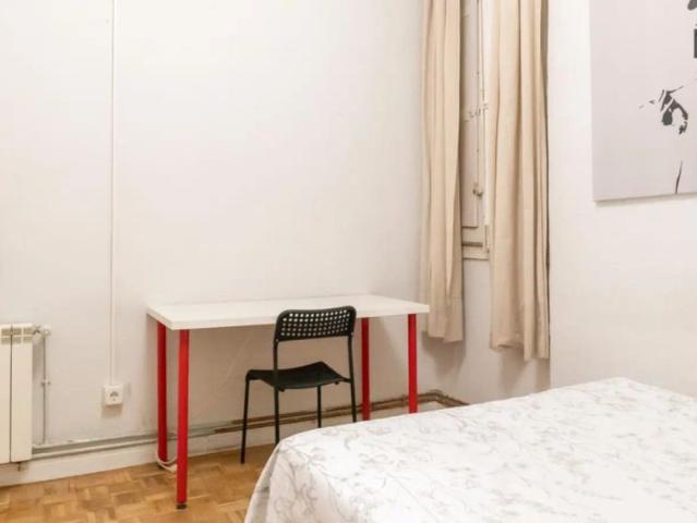 Single Bed in Room in a shared 5 bedroom apartment for rent in Argüelles perfect for professionals and students