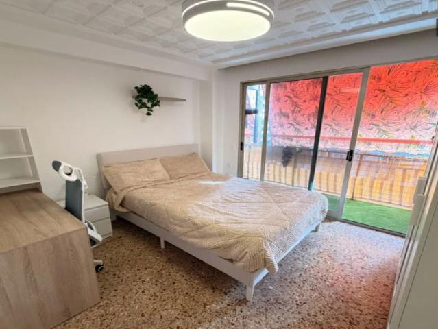 Single Bed in Room in a shared 5 bedroom apartment for rent in Ciutat Jardí