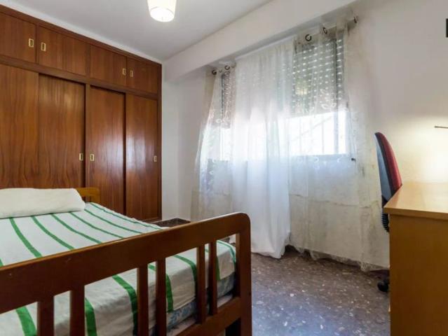 Single Bed in Room in a shared 5 bedroom apartment for rent in Mestalla perfect for professionals