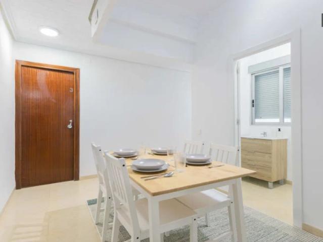 Double bed in Room in a shared 5 bedroom apartment for rent in Nou Moles