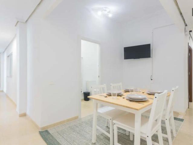 Single Bed in Room in a shared 5 bedroom apartment for rent in Nou Moles