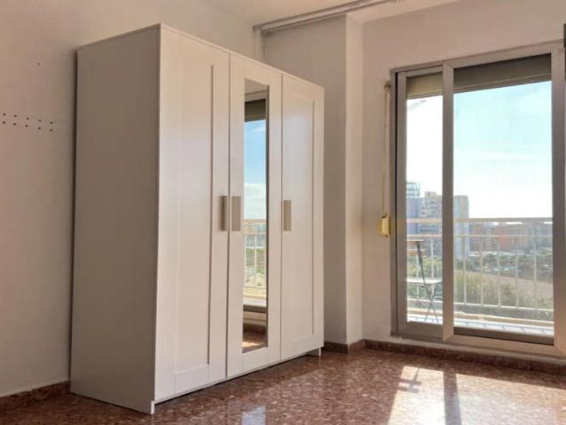 Single Bed in Room in a shared 5 bedroom apartment for rent in Russafa, Valencia