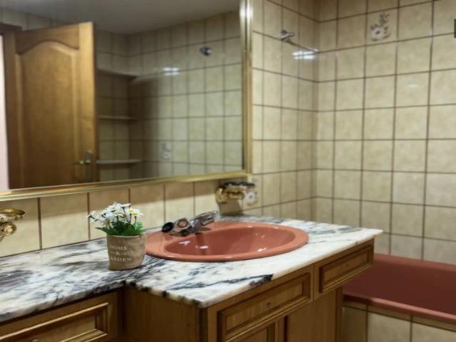 Single Bed in Room in a shared 5 bedroom apartment for rent in Russafa, Valencia