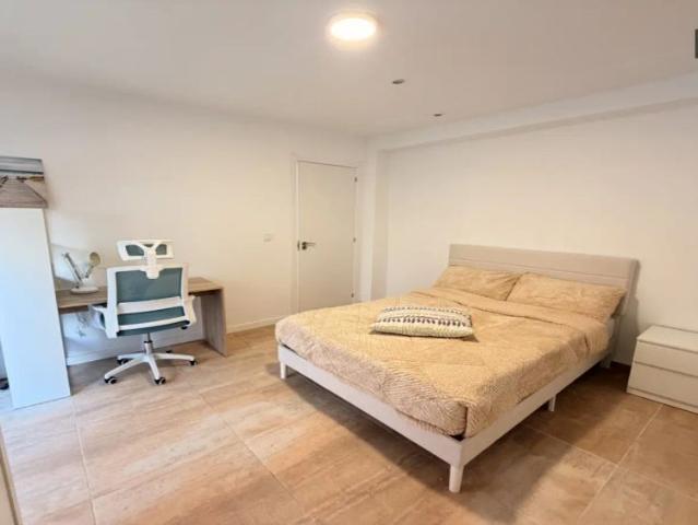 Single Bed in Room in a shared 6 bedroom apartment for rent in Torrent, suitable for professionals and students