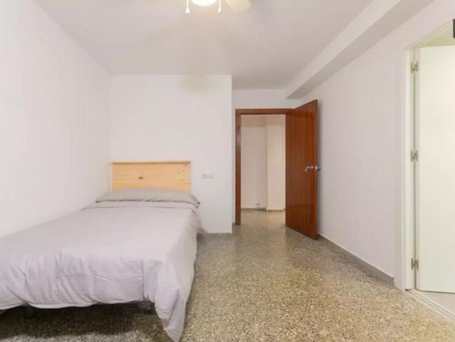 Single Bed in Room in a shared 6 bedroom apartment for rent in Burjassot