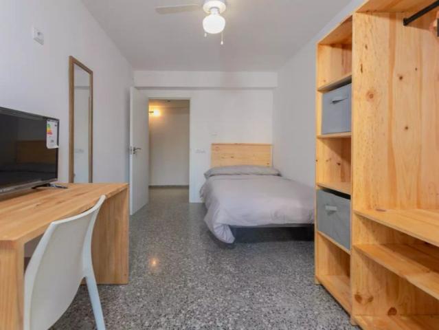 Single Bed in Room in a shared 6 bedroom apartment for rent in Burjassot
