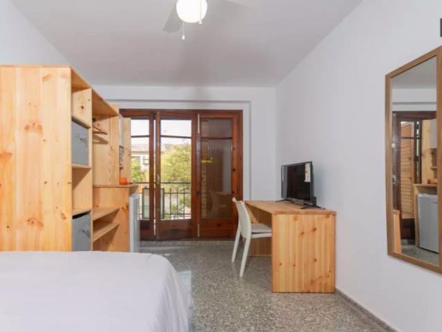 Single Bed in Room in a shared 6 bedroom apartment for rent in Burjassot