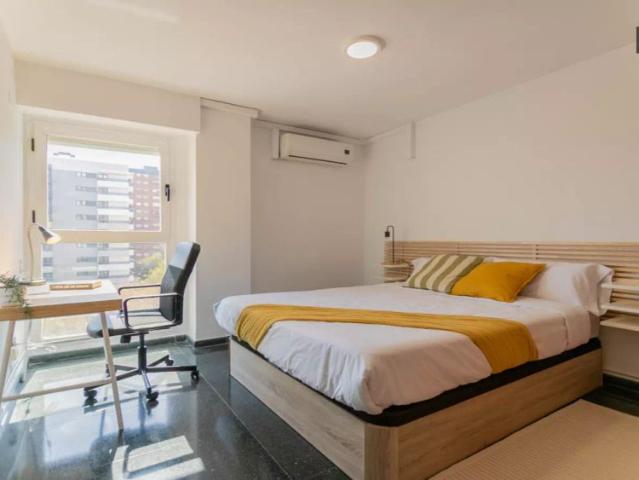 Single Bed in Room in a shared 6 bedroom apartment for rent in Ciutat Jardí, Valencia