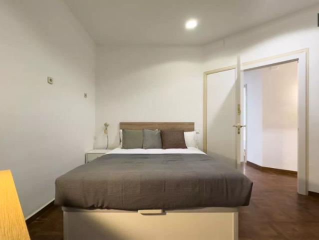 Single Bed in Room in a shared 6 bedroom apartment for rent in La Dreta de l'Eixample