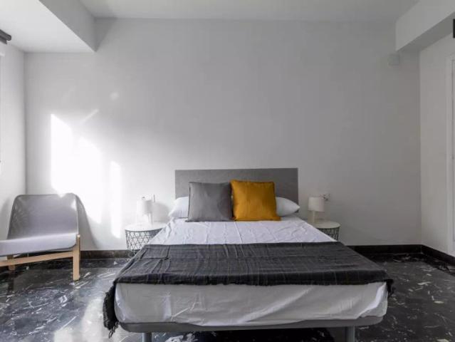 Single Bed in Room in a shared 8 bedroom apartment for rent in Sant Francesc, suitable for professionals and students