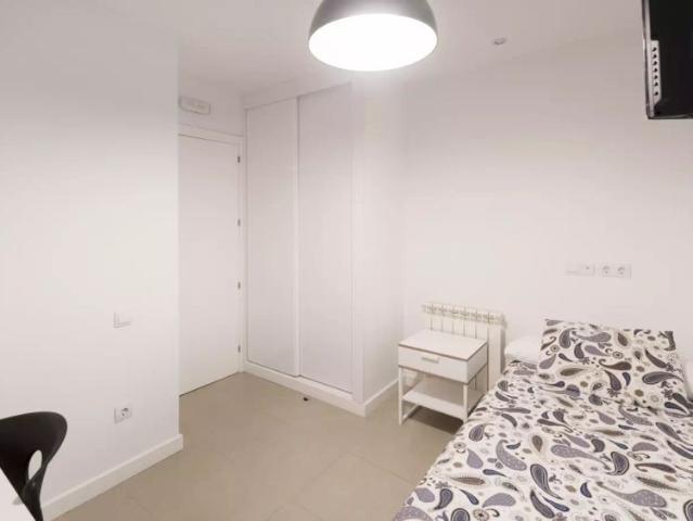 Single Bed in Rooms on street between Opera and Sol