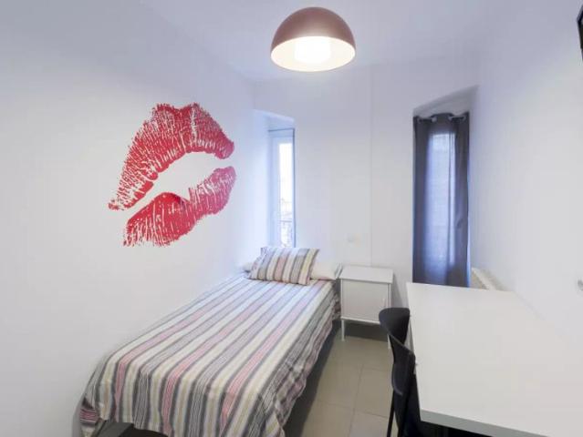 Single Bed in Rooms on street between Opera and Sol