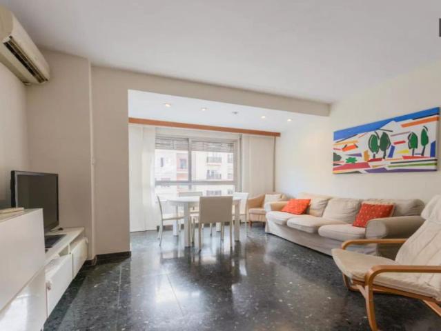 Single Bed in Rooms for rent in a 3 bedroom apartment in Valencia
