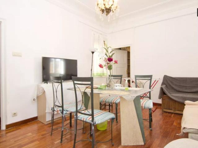 Single Bed in Rooms for rent in big 4 bedroom apartment near El Retiro Park