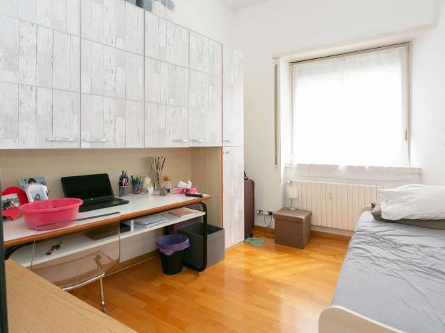 Single Bed in Rooms for rent in cosy 4 bedroom apartment in Guastalla