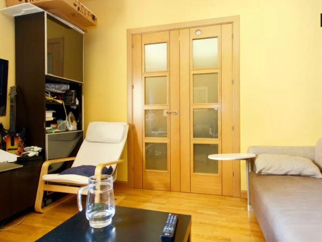 Single Bed in Rooms for rent in stylish 6 bedroom apartment in Cuatro Caminos
